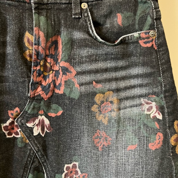 7 For All Mankind Flower Painted Black Jean Mini Skirt w/Raw Hem Size 24 Floral - Picture 2 of 6